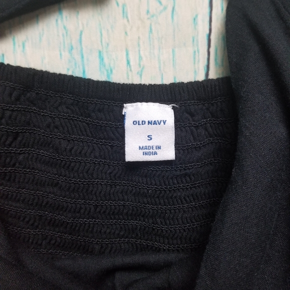 Old Navy  black semi-fitted camisole size S - Picture 4 of 5